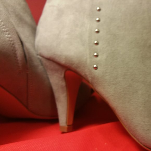 GREY BOOTIE W STUDS SIZE 9 - Picture 3 of 6
